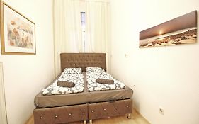 Comfortable Rooms Near Schoenbrunn Palace Hl
